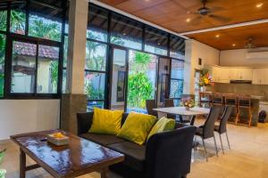 una sala de estar con un sofá y una mesa en VIlla Dafne, en Seminyak
