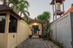 un edificio con una puerta azul y palmeras en VIlla Dafne, en Seminyak