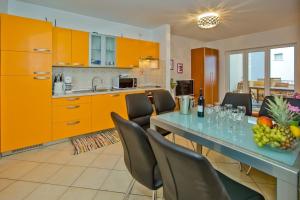 Η κουζίνα ή μικρή κουζίνα στο Beautiful SeaView apartment Hvar Villa 6p +3 φωτογραφίες