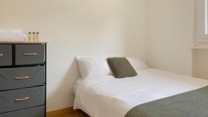 Chambre au bord du lac Léman客房内的一张或多张床位
