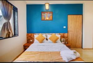 Postel nebo postele na pokoji v ubytování OCEAN CREST LUXURY VILLA Mahabaleshwar