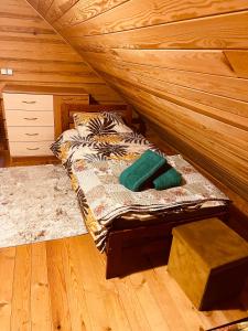 DaugėdaiにあるMinijos slenis, fishing&relax, self check-inの木造キャビン内のベッド1台