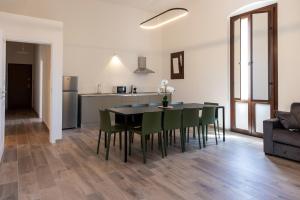 a kitchen and dining room with a table and chairs at B&B Il Sole Blu in Trapani