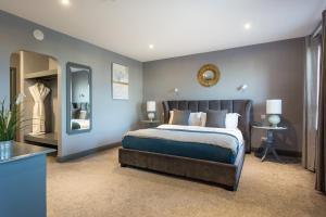 Una cama o camas en una habitación de Coast Rosslare Strand