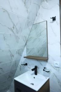 科布列季Seaside Cottage Buknari的浴室里有洗手池和镜子