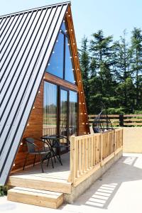 科布列季Seaside Cottage Buknari的房屋设有大窗户和木甲板