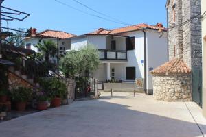a small alley with a house in the background at Apartment Center Njivice in Njivice
