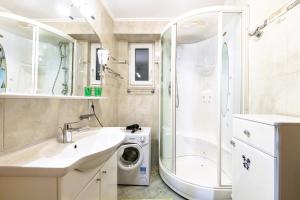 Koupelna v ubytování Uvala Apartment + 26 fotografií