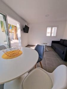 卡勒达德福斯特Hoy Caleta Apartments的客厅里有一张白色的桌子和椅子