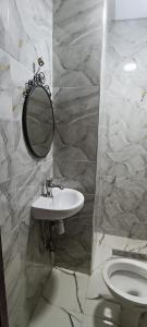 Koupelna v ubytování Hotel de Paris + 21 fotografií