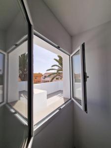 卡勒达德福斯特Hoy Caleta Apartments的带阳台的窗户