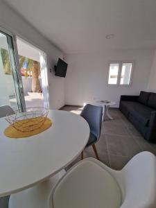Hoy Caleta Apartments的休息区
