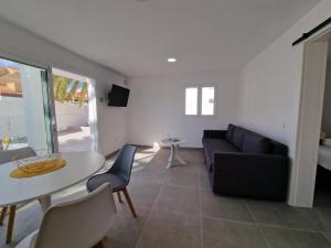Hoy Caleta Apartments的休息区