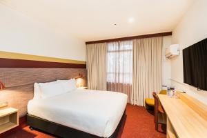 Postel nebo postele na pokoji v ubytování Statesman Hotel