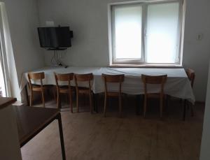 TV a/nebo společenská místnost v ubytování Domek u lesa