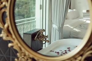 チェンマイにあるNidhra Lanna Hotel Chiang Maiの血の付いた洗面台のある浴室の鏡の反射 +39枚の写真