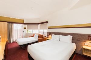 Postel nebo postele na pokoji v ubytování Statesman Hotel