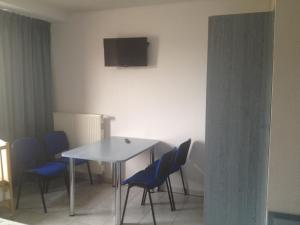 TV a/nebo společenská místnost v ubytování Hotel Le Strasbourg