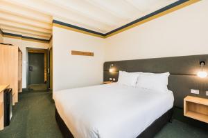 Postel nebo postele na pokoji v ubytování Statesman Hotel
