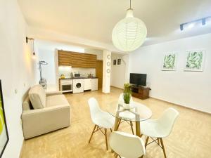 salon z kanapą, stołem i krzesłami w obiekcie Méndez Álvaro Callejo Street w Madrycie
