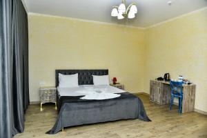 Postel nebo postele na pokoji v ubytování Avrasya Inn Hotel