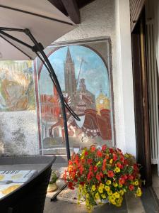 ルイーノにあるCasa dell’Artistaの花の壁画