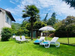 ルイーノにあるCasa dell’Artistaの草の上の椅子