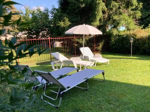 ルイーノにあるCasa dell’Artistaの芝生の椅子・傘 +19枚の写真