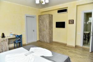 TV a/nebo společenská místnost v ubytování Avrasya Inn Hotel
