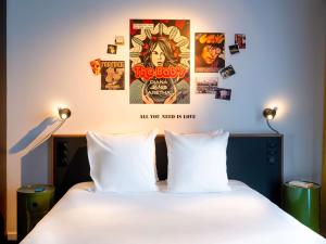 Postel nebo postele na pokoji v ubytování ibis Styles Paris Villejuif