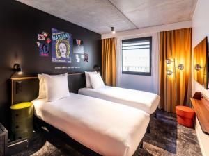 Postel nebo postele na pokoji v ubytování ibis Styles Paris Villejuif