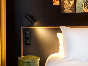 Postel nebo postele na pokoji v ubytování ibis Styles Paris Villejuif