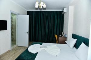 Postel nebo postele na pokoji v ubytování Avrasya Inn Hotel
