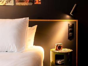 Postel nebo postele na pokoji v ubytování ibis Styles Paris Villejuif