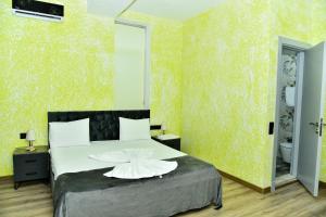Postel nebo postele na pokoji v ubytování Avrasya Inn Hotel