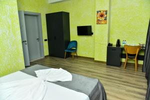 TV a/nebo společenská místnost v ubytování Avrasya Inn Hotel