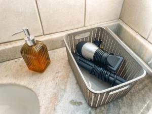 uma cesta com um secador de cabelo em uma pia em Studio no Centro: Piscina, Academia e Garagem N209 em Florianópolis mais 21 fotografias