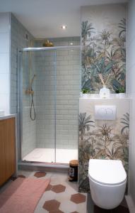 y baño con cabina de ducha y aseo. en Le coquet à 20min de Paris et de l'aéroport d'Orly, en Juvisy-sur-Orge 11 fotos más