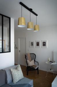 un salon avec un canapé et une chaise dans l'établissement Le coquet à 20min de Paris et de l'aéroport d'Orly, à Juvisy-sur-Orge