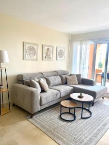 ein Wohnzimmer mit Sofa und Tisch in der Unterkunft Los Granados de la Duquesa in San Luis de Sabinillas