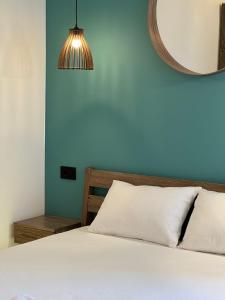 Ένα ή περισσότερα κρεβάτια σε δωμάτιο στο Woodescape apartment - moderan stan u centru Novog Sada +17 φωτογραφίες