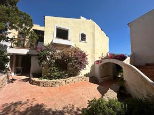 a house with a brick walkway in front of it at Belvedere dagli oleandri in Liscia di Vacca