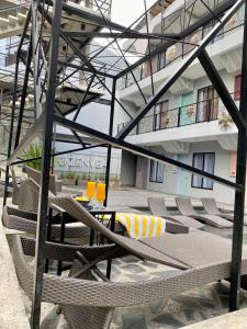 Rõdu või terrass majutusasutuses Zenvea Hotel
