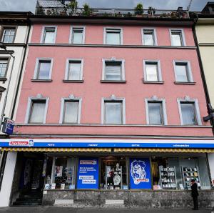 Το κτήριο όπου στεγάζεται  το διαμέρισμα