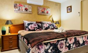 Postel nebo postele na pokoji v ubytování Cosy Vintage Home