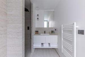 a bathroom with a sink and a mirror at Quartier Libre Opera in Paris
