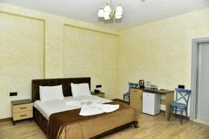 Postel nebo postele na pokoji v ubytování Avrasya Inn Hotel