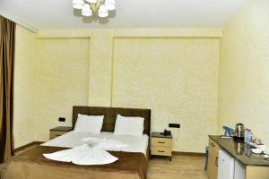 Postel nebo postele na pokoji v ubytování Avrasya Inn Hotel