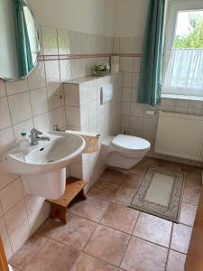 Koupelna v ubytování Reetgedecktes Ferienhaus am Strandweg in Lütjensee + 7 fotografií