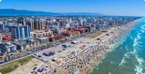an aerial view of a beach with a crowd of people at Apartamento Aquário completo in Capão da Canoa